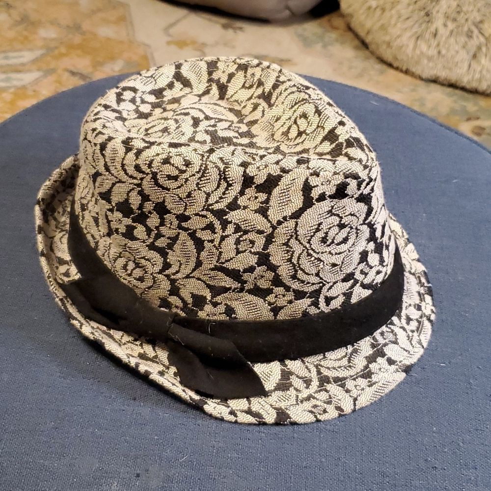 Trends Black Gray & RDescriptionMade from paperoses Print Black Band Fedora Hat